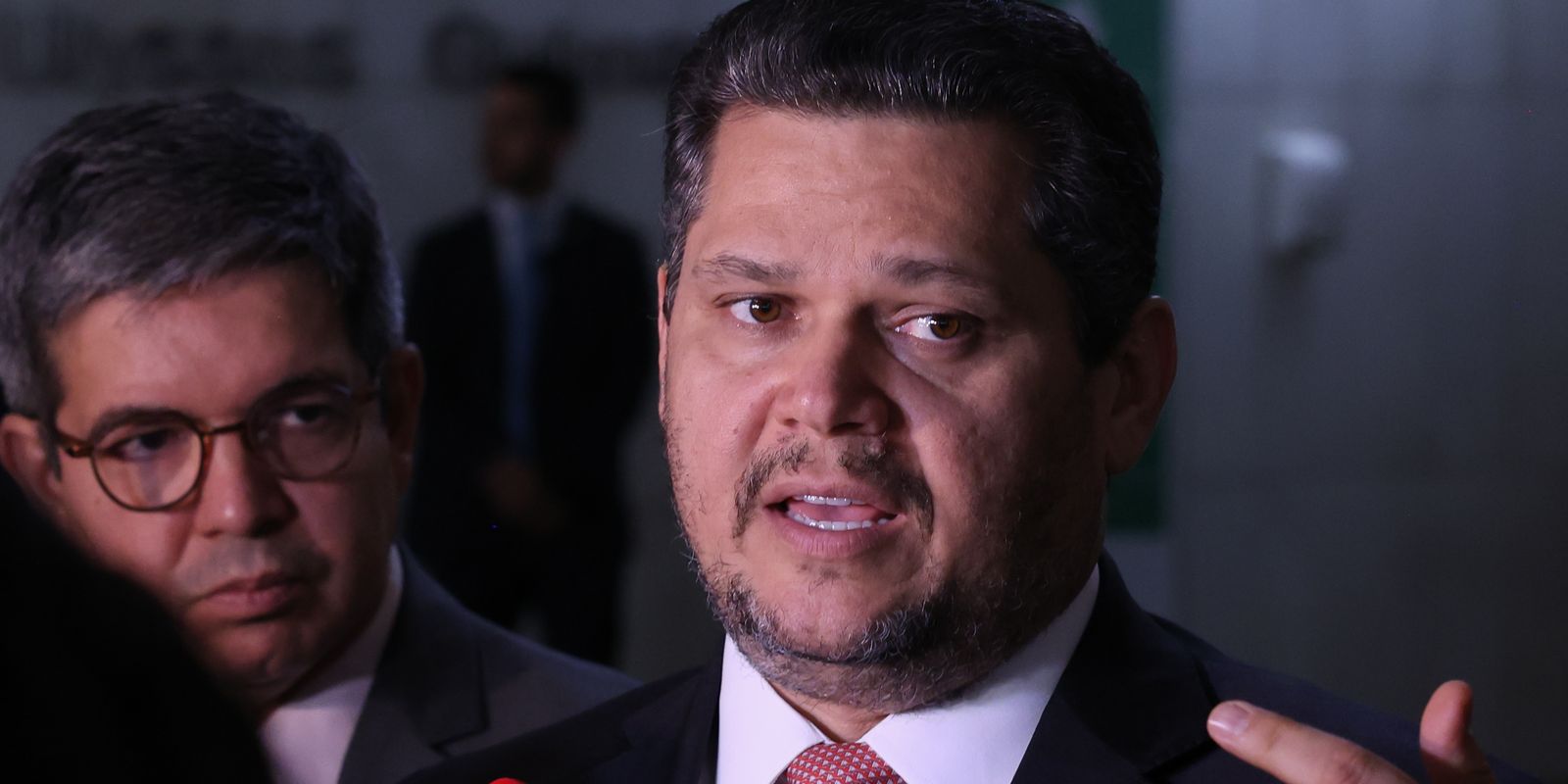 Alcolumbre mantém PEC 6x1 travada em semana esvaziada no Senado