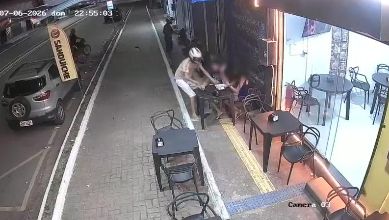 Casal é rendido e roubado por bando armado enquanto aguardava pedido em lanchonete