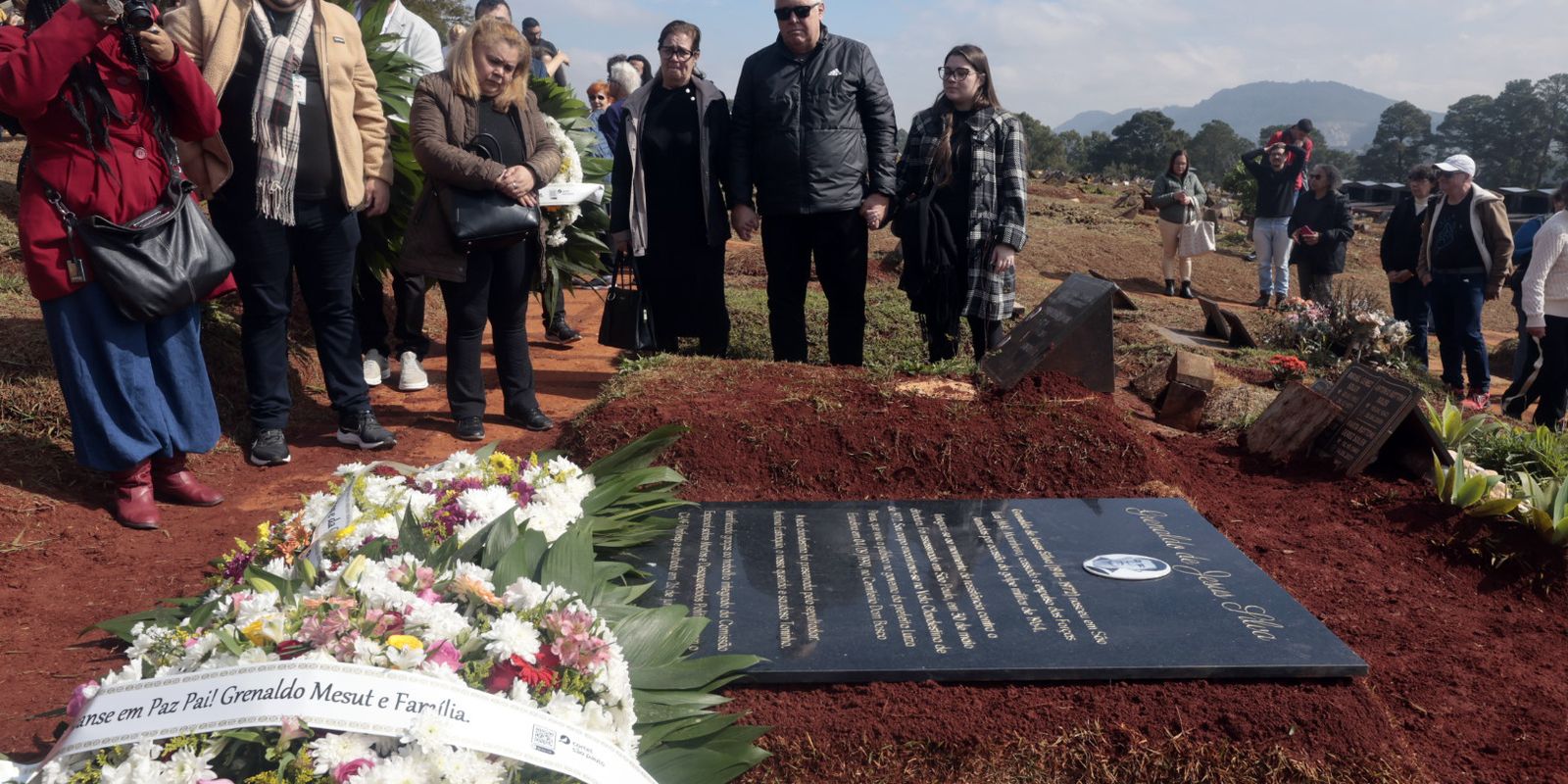 Restos mortais de Grenaldo Silva, morto pela ditadura, são sepultados