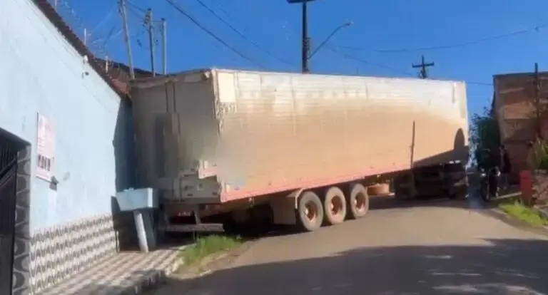 Carreta desgovernada de ré quase destrói residência na zona sul de Porto Velho