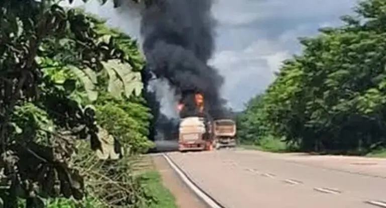 Carretas batem de frente e explodem na BR-364