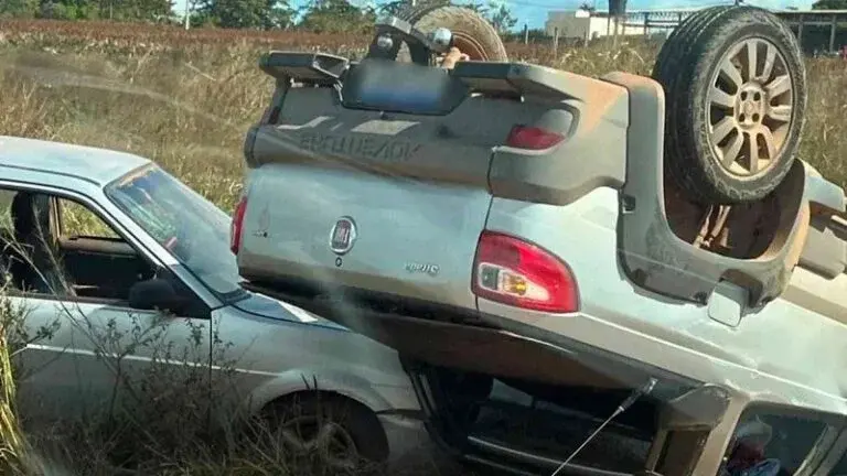 Colisão entre três veículos termina com caminhonete capotada na zona rural de Rolim de Moura