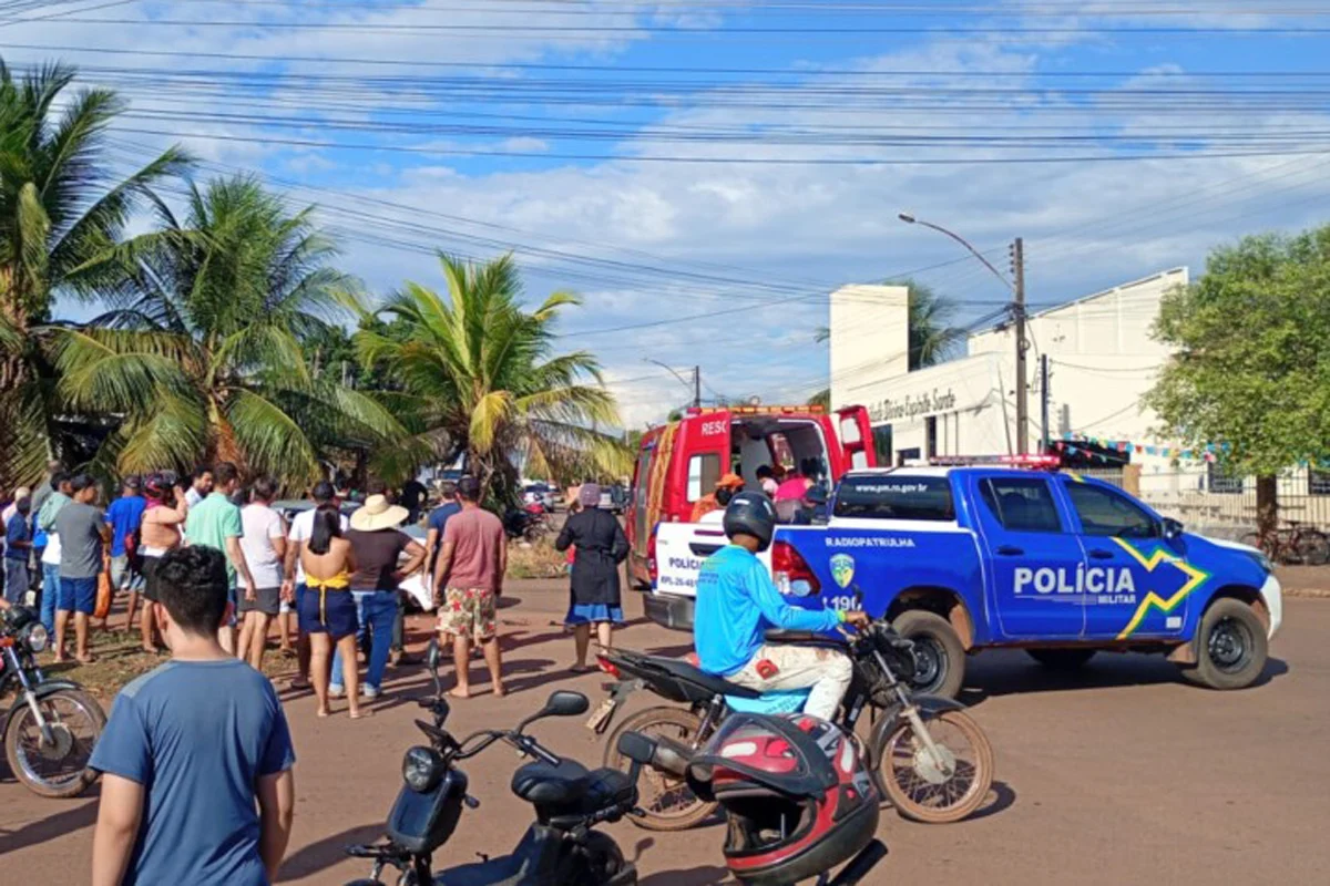 Colisão entre veículos deixa três feridos e veículo atinge residência
