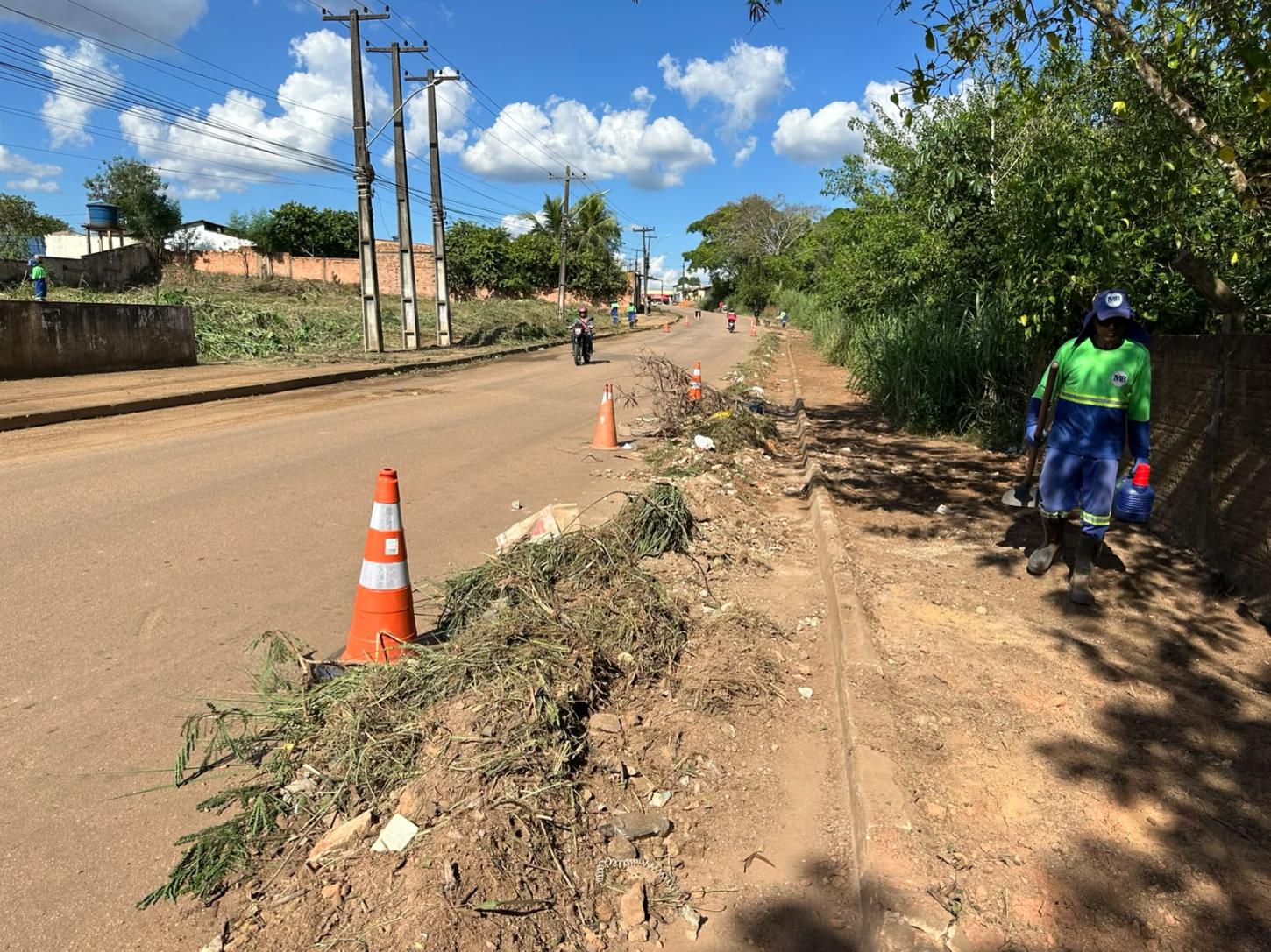 Limpeza de canal no bairro Castanheira atende pedido de Edimilson Dourado e beneficia escola Dom Pedro I