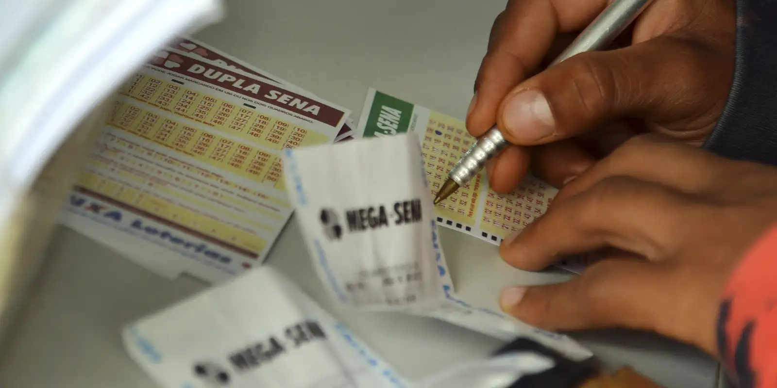 Mega-Sena acumula novamente e prêmio principal vai para R$ 45 milhões