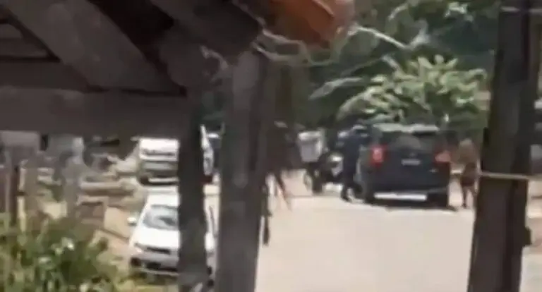  Vídeo mostra acadêmica sendo rendida por populares após atropelar e matar idoso 