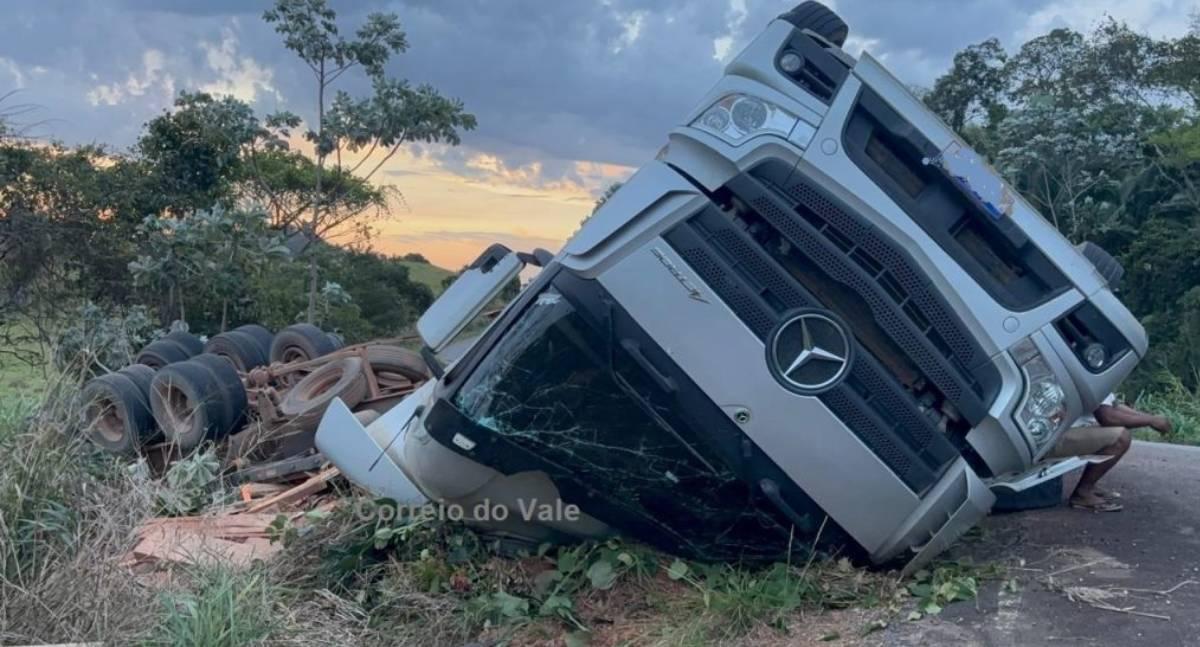 Caminhão carregado com madeira capota na rodovia RO-473 em Rondônia