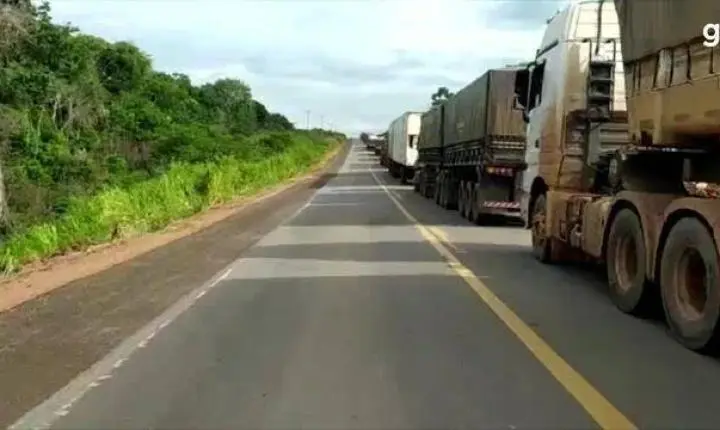 BLOQUEIO: Tombamento de veículo interrompe trânsito na BR-364