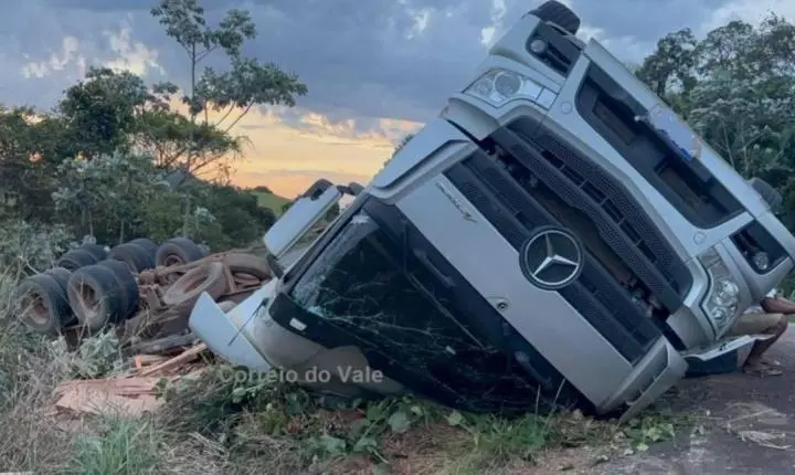Caminhão carregado com madeira capota na rodovia RO-473 em Rondônia