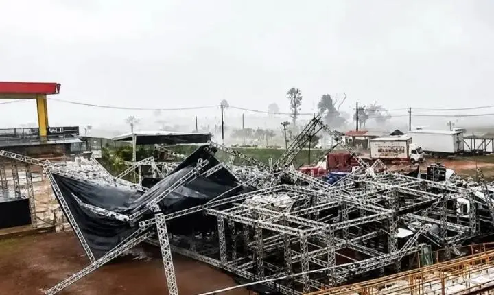 Palco da Expoari desaba após forte ventania em Ariquemes